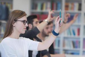 gruppo di studenti aumentare mani su foto