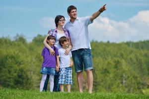 contento giovane famiglia avere divertimento all'aperto foto