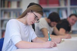 gruppo di studenti studia insieme nel aula foto