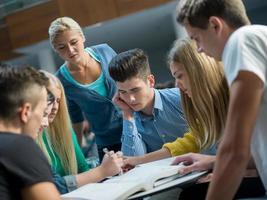 studenti gruppo studia foto