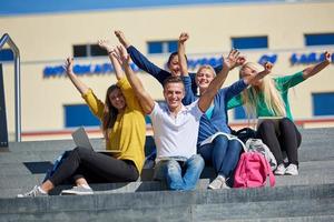 studenti al di fuori seduta su passaggi foto