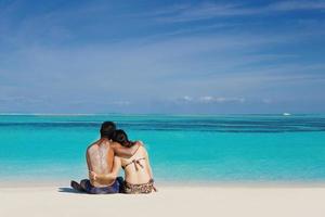 contento giovane coppia godendo estate su spiaggia foto