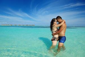 asiatico coppia godendo estate su spiaggia foto