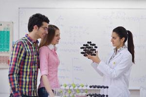 contento adolescenti gruppo nel scuola foto