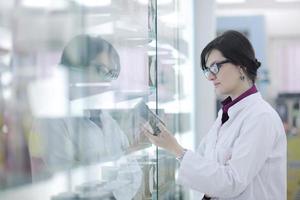 farmacista chimico donna in piedi nel farmacia farmacia foto