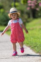 bambina che corre nel parco estivo foto