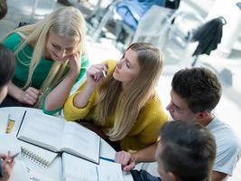 studenti gruppo studia foto