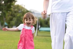 madre e poco figlia giocando a Giardino dietro la casa foto