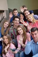 contento adolescenti gruppo nel scuola foto