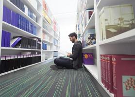 alunno studia nel scuola biblioteca foto