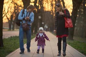 giovane incinta coppia avere divertimento e rilassare foto