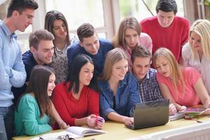 contento adolescenti gruppo nel scuola foto