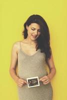 incinta donna mostrando ultrasuono immagine foto