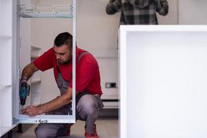 lavoratori installazione un' nuovo cucina foto