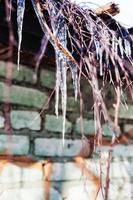 ghiaccioli e ramoscelli su tetto di Casa foto