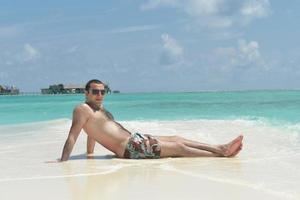 bellissimo giovane donna su spiaggia avere divertimento e rilassare foto