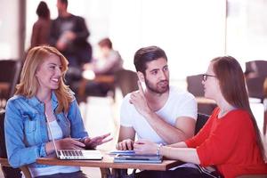 studenti gruppo Lavorando su scuola progetto insieme foto