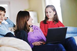 contento giovane famiglia avere divertimento a casa foto