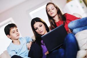 contento giovane famiglia avere divertimento a casa foto