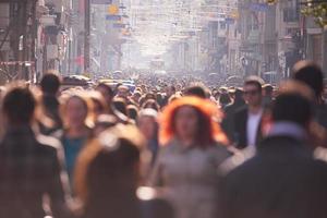 persone folla a piedi su strada foto