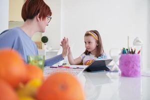 madre e poco figlia giocando insieme disegno creativo opera d'arte foto