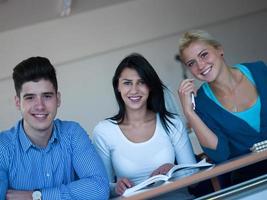 studenti gruppo studia foto