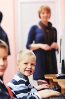 esso formazione scolastica con bambini nel scuola foto