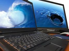 acqua concetto su il computer portatile e grande widescreen tft Schermo foto