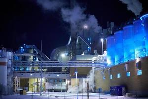 Norvegia, 2022 - fabbrica a notte aria inquinamento a partire dal industriale Fumo foto