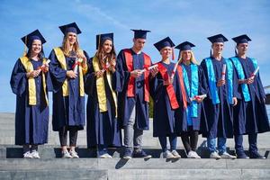 giovane laureati studenti gruppo foto