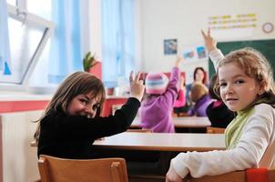 contento insegnante nel scuola aula foto