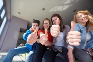 studenti gruppo Lavorando su scuola progetto insieme foto