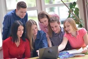 contento adolescenti gruppo nel scuola foto