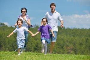 contento giovane famiglia avere divertimento all'aperto foto