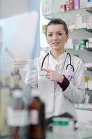 farmacista chimico donna in piedi nel farmacia farmacia foto