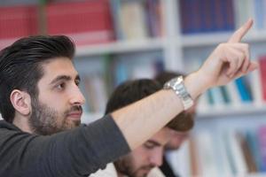 gruppo di studenti aumentare mani su foto