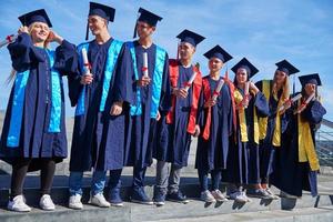 giovane laureati studenti gruppo foto