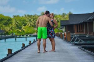 contento giovane coppia a estate vacanza avere divertimento e rilassare foto