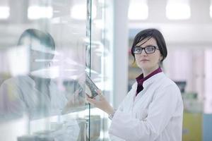 farmacista chimico donna in piedi nel farmacia farmacia foto