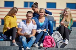 studenti al di fuori seduta su passaggi foto