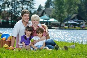 contento famiglia giocando insieme nel un' picnic all'aperto foto