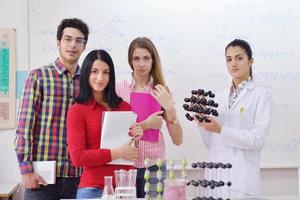 contento adolescenti gruppo nel scuola foto