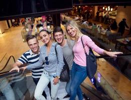 Svezia, 2022 - famiglia nel shopping centro commerciale foto