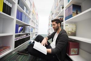 alunno studia nel scuola biblioteca foto