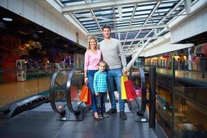 Svezia, 2022 - famiglia nel shopping centro commerciale foto