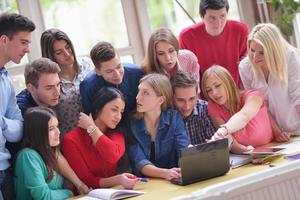 contento adolescenti gruppo nel scuola foto