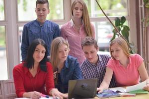 contento adolescenti gruppo nel scuola foto