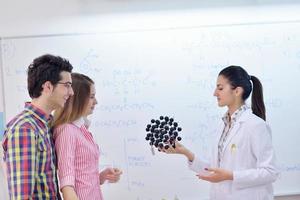 contento adolescenti gruppo nel scuola foto