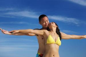 contento giovane coppia godendo estate su spiaggia foto