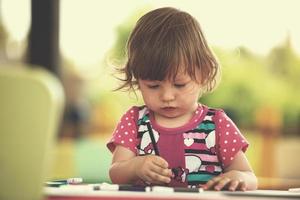 poco ragazza disegno un' colorato immagini foto